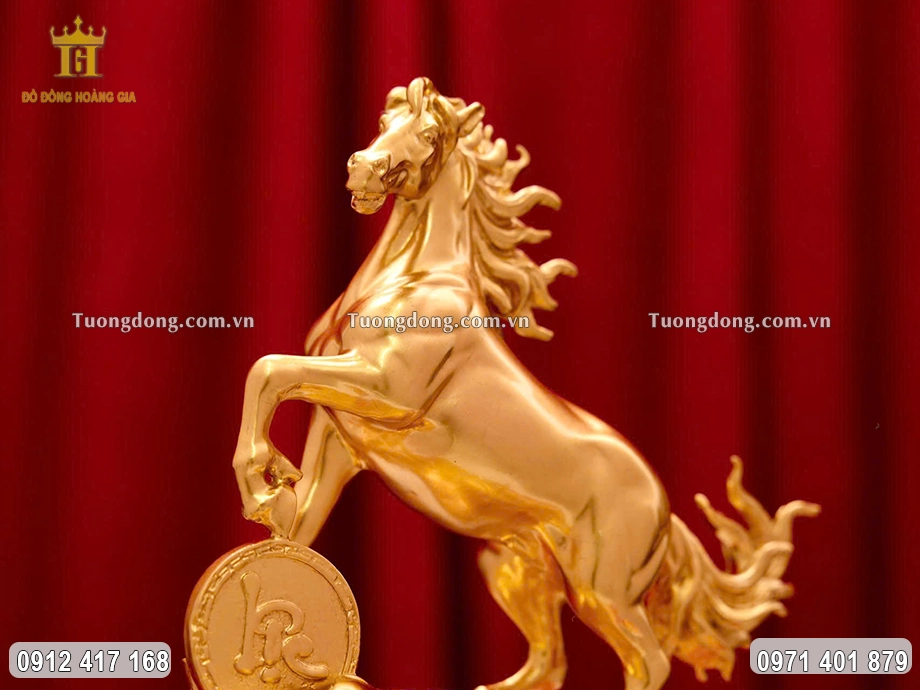 Bờm ngựa được chạm khắc uốn lượn mềm mại